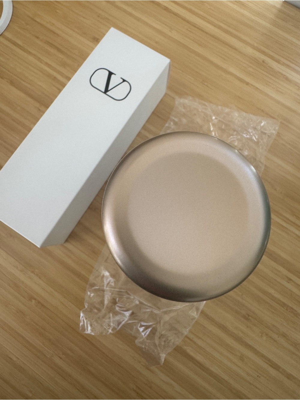 NEW Valentino V GOLD Limited Edition Gold Water Bottle 17oz /500ml - Picture 6 of 6